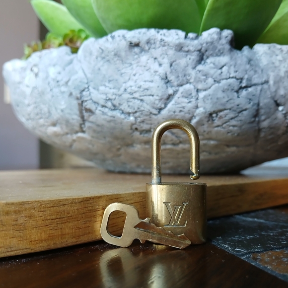 LOUIS VUITTON Padlock with Key in Gold tone - Picture 3 of 6